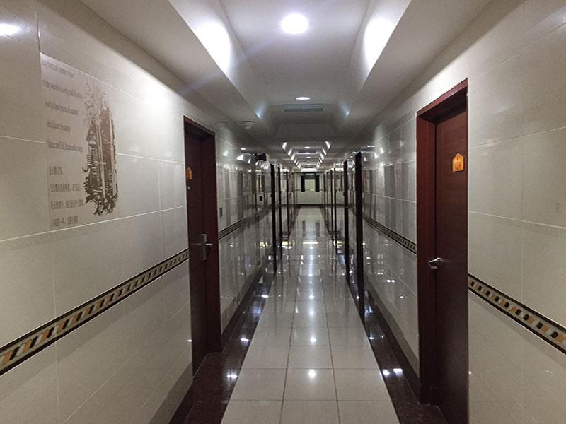 Hotel Ambassador 3 Corridor